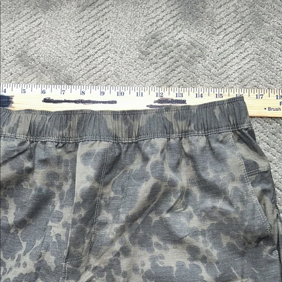 Vuori Men’s Camo Athletic Shorts Olive Green Size L Performance Lined - Picture 9 of 12